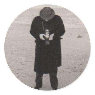 1940s photographer on the beach classic round sticker