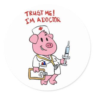Doctor pig with syringe in hand | choose back colo classic round sticker